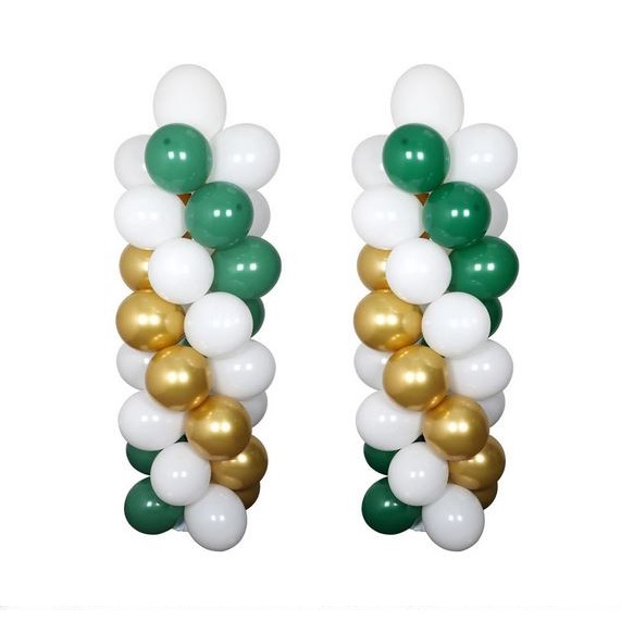 Arche de ballons blanc et or avec du feuillage vert