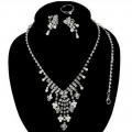 Ensemble 4 pièces collier, boucles, bague, bracelet pour mariage cristal clair et perles