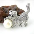 Broche chat argenté cristal perle blanche