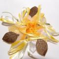 Boutonnière de mariage satin et ruban jaune orange