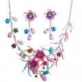 Collier et boucles doreille argentés florale et cristaux multicolores