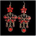 Boucles doreilles chandelier - Papillon perle et strass rouge