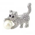 Broche femme animal " chaton et sa  perle " ton argent strass clair 