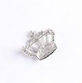 Broche couronne, cristal transparent, ton argenté