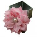 Boite à dragées carré fleur en tissu et perle rose 