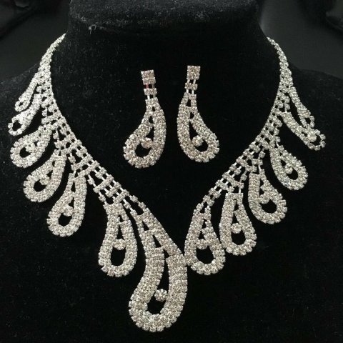 Parure bijoux Collier et boucles d’oreille ton argent et cristal clair