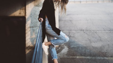 Femme en jeans